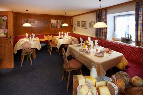 ein Esszimmer mit Tischen und Stühlen mit Kerzen in der Unterkunft Gintherhof in Reutte