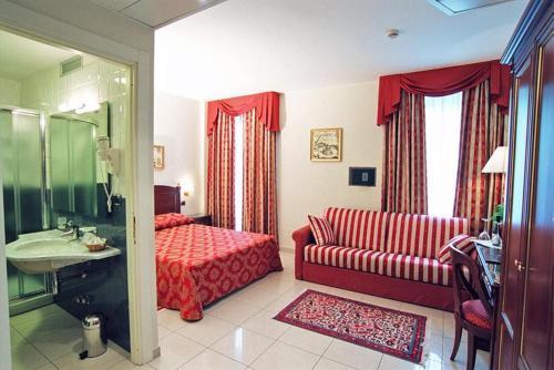 A bathroom at Hotel Villa Savoia