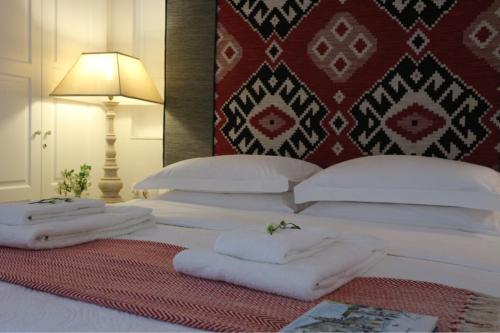 Postel nebo postele na pokoji v ubytování Artizan Liston Suites