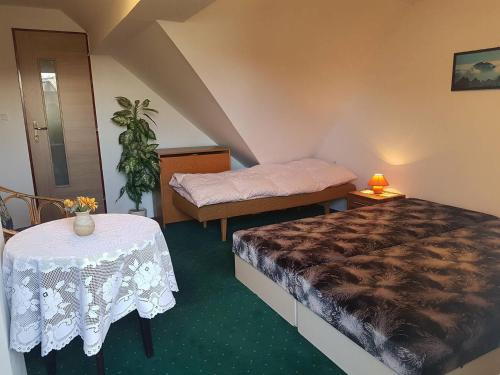 מיטה או מיטות בחדר ב-Apart-Bungalovy Gitka