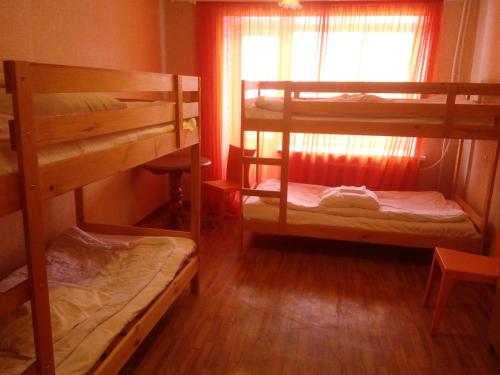 Двухъярусная кровать или двухъярусные кровати в номере Отель Старая Ладога