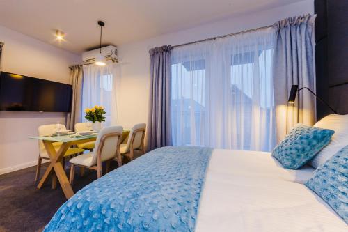 pokój hotelowy z łóżkiem i stołem z krzesłami w obiekcie Zigzak Apartments Superior 9A w mieście Rzeszów