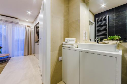 bagno con lavandino e specchio di Zigzak Apartments Superior 9B a Rzeszów