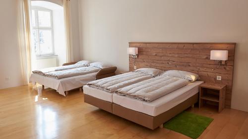 Postel nebo postele na pokoji v ubytování Klosterhotel Kreuz