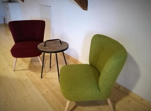 a green chair and a table in a room at Beim Hooch "Josef" in Brücktal