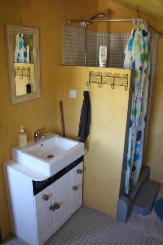 een badkamer met een wastafel en een douche bij Hostel on the Hill in Raposeira