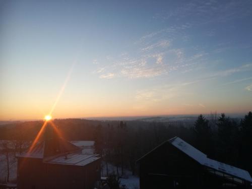 a view of the sunset from the roof of a building at Müller's Ferienbungalow "Zur Göltzschtalbrücke" in Greiz