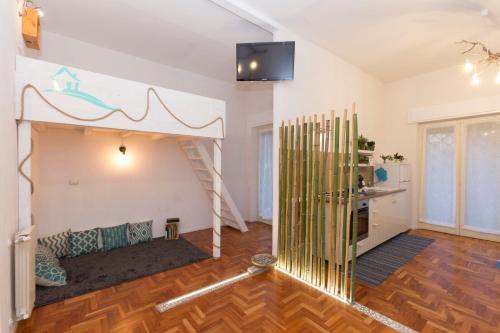 een kamer met een stapelbed in een kamer bij Casitalinda in Lido di Ostia