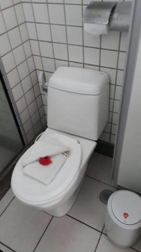 a bathroom with a toilet with blood on the seat at Beach Class Slin Muro Alto in Porto De Galinhas