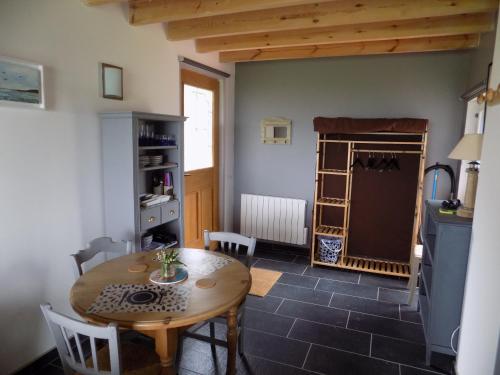 une salle à manger avec une table et une cuisine dans l'établissement La Baie Saint Jean Face Mer, à Wimereux