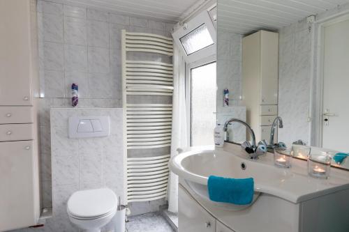 Een badkamer bij Gulpdal Vakantiewoningen.