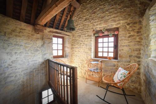 Cette chambre dispose d'un escalier et de deux fenêtres. dans l'établissement Domaine de La Ramée, à Trévières
