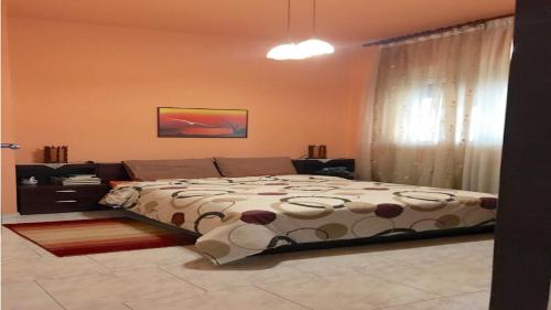een slaapkamer met een bed en een bank bij Friendly Family House in Volos