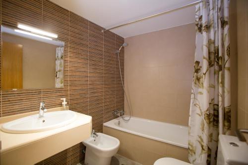 BenimagrellにあるNarval 25のバスルーム(洗面台、トイレ、鏡付)
