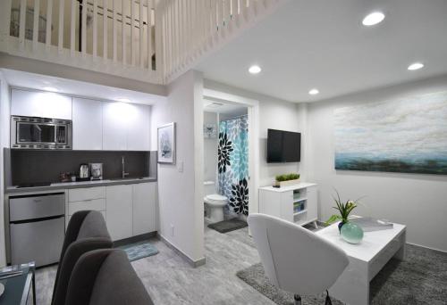 Kuchyň nebo kuchyňský kout v ubytování Fashionable loft APT UNIT # 5