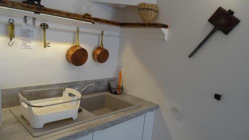 Dapur atau dapur kecil di CHAMBRE du SABOTIER - Studio semi Troglodytique - Baignade - Canoë - Piste cyclable à 100 m