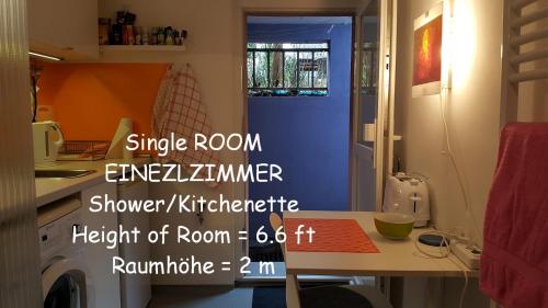 een keuken met een blauwe deur met de woorden eenpersoonskamer entertainerroletroletrolet bij Unique 118 in Bremen