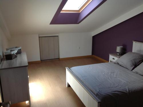 een slaapkamer met een groot bed en een dakraam bij Le Marina 2 in Propriano