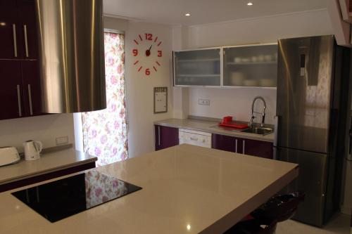 eine Küche mit einer Spüle und einer Arbeitsplatte in der Unterkunft Luxury Duplex Las Palmeras in Los Alcázares