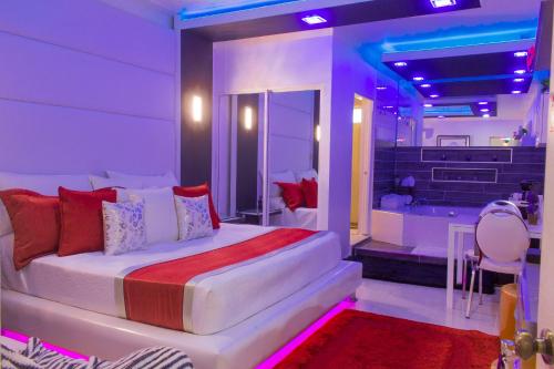 Un pat sau paturi într-o cameră la Hotel Rey