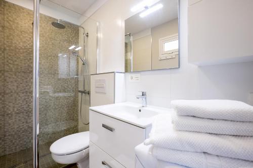 アロナにあるPlaya de Las Americas Apartmentのバスルーム(トイレ、洗面台、シャワー付)