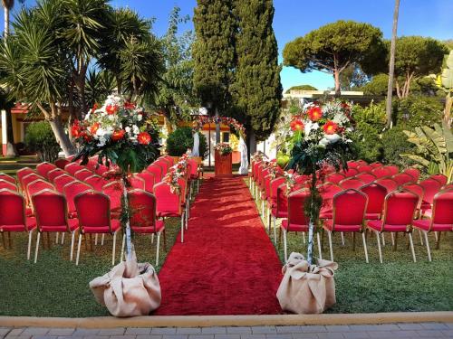 
a large group of red roses on a red carpet at Hotel Dunas Puerto in El Puerto de Santa María
