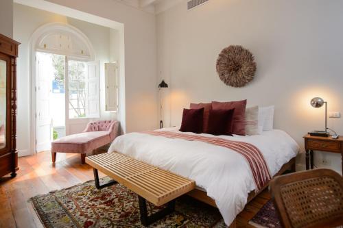 - une chambre avec un grand lit et une chaise dans l'établissement Villa Barranco by Ananay Hotels, à Lima