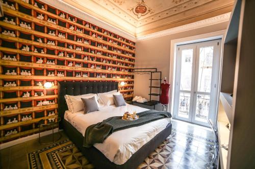 パレルモにあるFamily Affair Luxury Rooms&Suitesのベッドルーム1室(ベッド1台、棚の壁付)