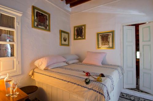 - une chambre avec un lit dans l'établissement Villa Melenos Lindos, à Lindos