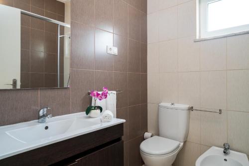 奎特里拉的住宿－T2 Avenida- Frente Mar, Ar-Condicionado, Wifi，一间带卫生间、水槽和镜子的浴室