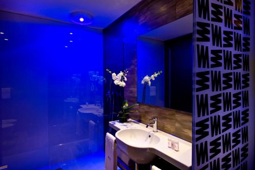 a bathroom with a sink and a mirror at Viola Mhotel in Grumello del Monte