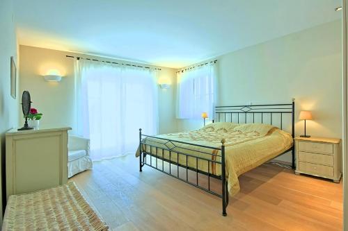 MarčanaにあるVilla Almaのベッドとドレッサーと窓のある寝室
