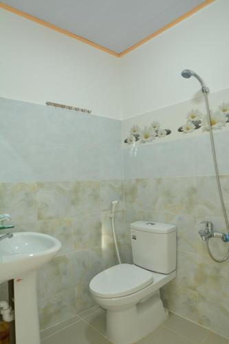 a bathroom with a toilet and a sink at Hoang Chau Motel in Vung Tau