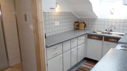 Кухня или кухненски бокс в Ferienwohnung Haus König