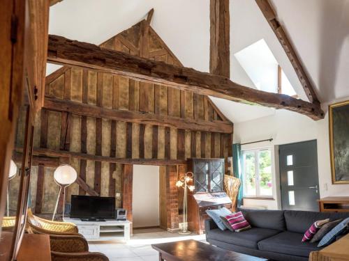 Photo de la galerie de l'établissement Characteristic house with heated pool, à Saint Germain la campagne