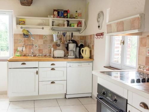 Photo de la galerie de l'établissement Characteristic house with heated pool, à Saint Germain la campagne