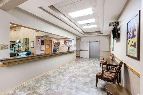 Lobby o reception area sa Travelodge by Wyndham Deadwood