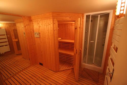 ル・テュケ・パリ・プラージュにあるVilla Touquettoise et Cape Codのバスルーム(ガラス張りのシャワー付きのサウナ付)