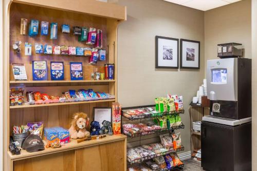 a store with a snack shelf and a refrigerator at Wyndham Gettysburg Hotel & Conference Center in Gettysburg