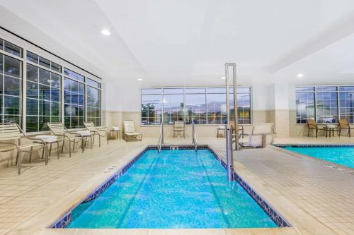 蓋茨堡的住宿－葛底斯堡溫德姆酒店，大楼内的一个蓝色海水游泳池