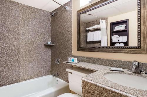 Phòng tắm tại Wyndham Garden Stillwater