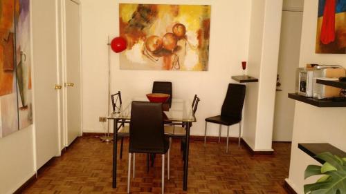 Khu vực ghế ngồi tại Apartamento cerca del mar en Viña del mar