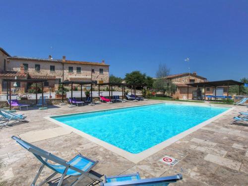 The swimming pool at or close to Gorgeous Cottage in Asciano with Swimming Pool