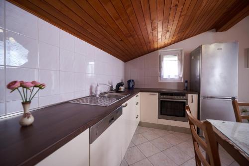Dapur atau dapur kecil di Apartments Lara
