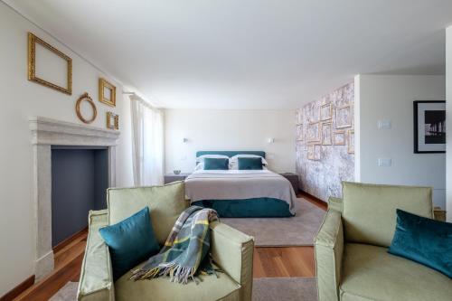 een slaapkamer met een bed en 2 stoelen bij Ca' Moro Lido in Venetië