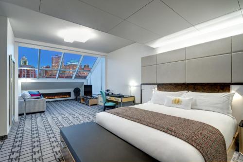 蒙特婁的住宿－芒特斯蒂芬酒店，酒店客房设有一张大床和一间客厅。