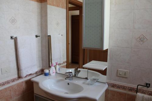 a bathroom with a sink and a mirror at Mary Casa Vacanza in Monterotondo