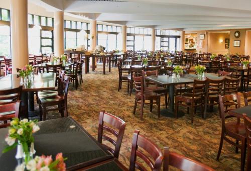 un comedor lleno de mesas y sillas en Bolger Hotel and Conference Center, en Potomac