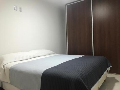 1 dormitorio con cama y armario en Edificio Tomy en Charata