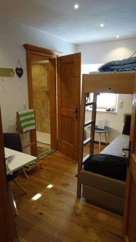 a room with a bunk bed and a bathroom at Hoamatl in Ebbs